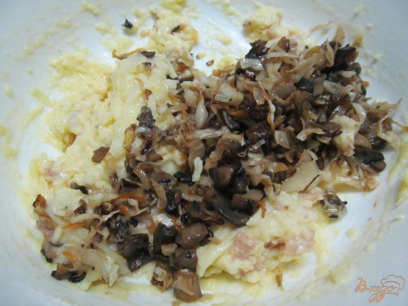 Фото приготовление рецепта: Зразы из картофеля грибов и маринованной капусты шаг №7