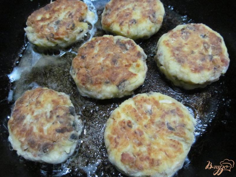 Фото приготовление рецепта: Зразы из картофеля грибов и маринованной капусты шаг №10