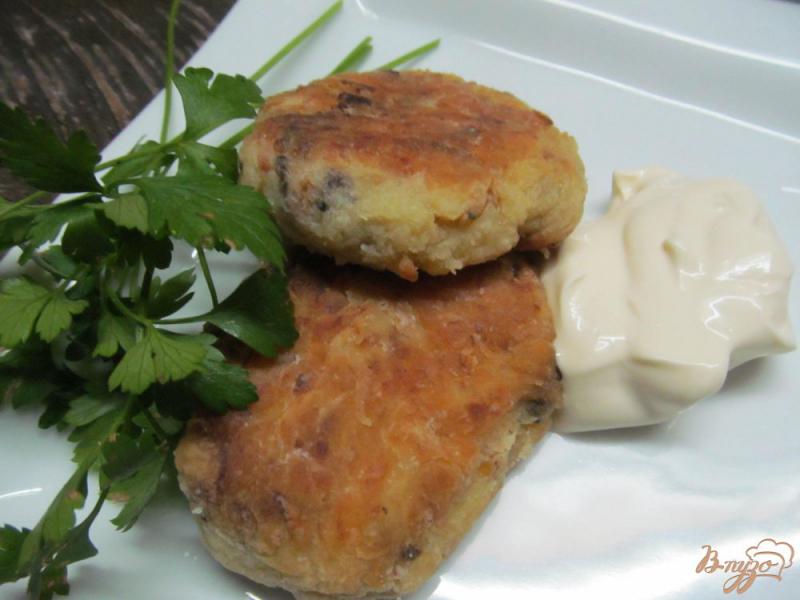Фото приготовление рецепта: Зразы из картофеля грибов и маринованной капусты шаг №11