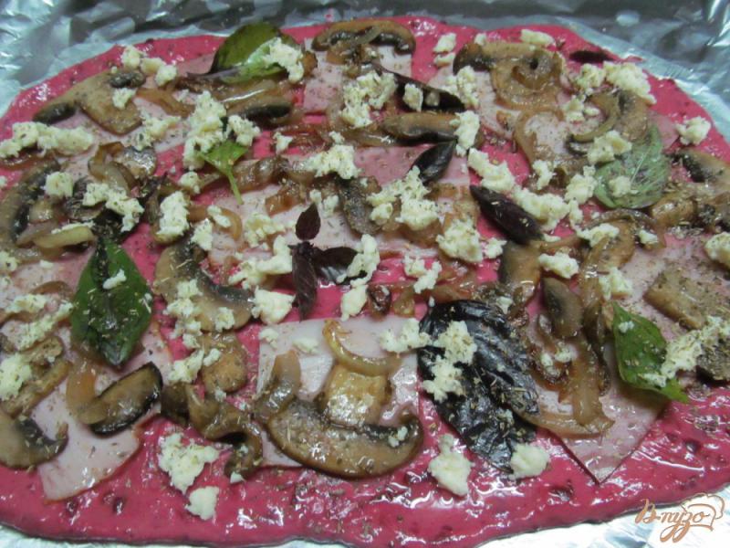 Фото приготовление рецепта: Пицца на свекольном тесте шаг №7