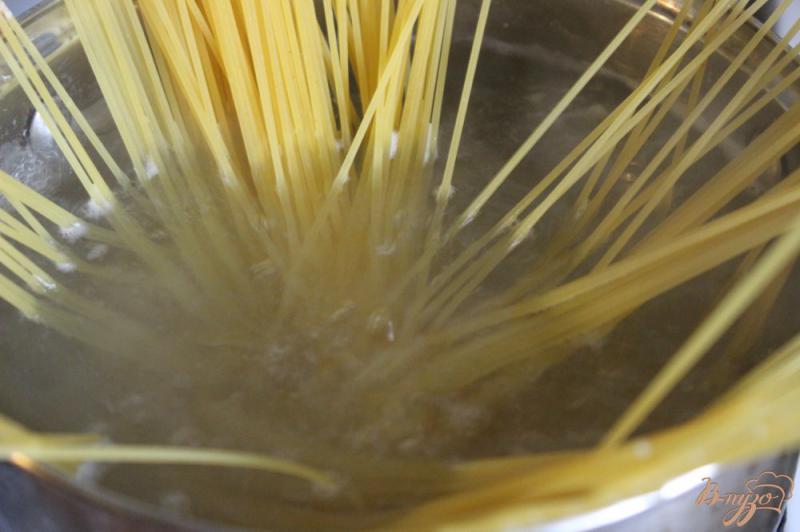 Фото приготовление рецепта: Спагетти с дарами моря и маслинами шаг №1