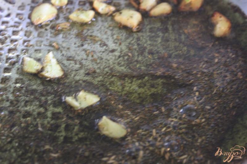 Фото приготовление рецепта: Спагетти с дарами моря и маслинами шаг №5