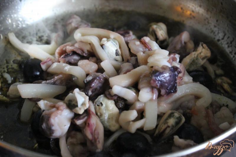 Фото приготовление рецепта: Спагетти с дарами моря и маслинами шаг №7