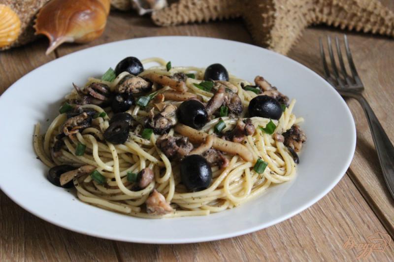 Фото приготовление рецепта: Спагетти с дарами моря и маслинами шаг №11