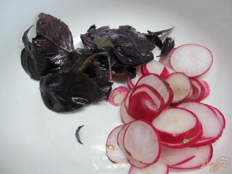 Фото приготовление рецепта: Овощной салат с ботвой редиски шаг №2