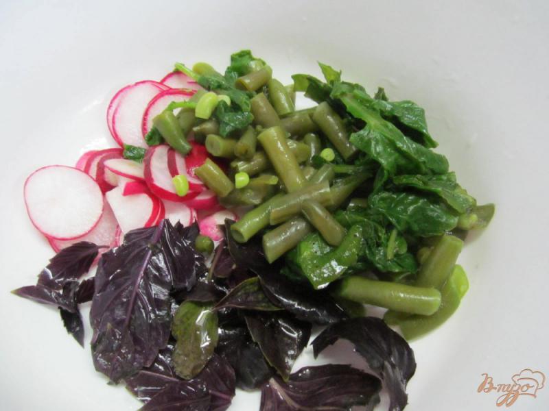 Фото приготовление рецепта: Овощной салат с ботвой редиски шаг №3