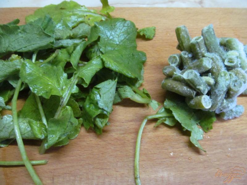 Фото приготовление рецепта: Овощной салат с ботвой редиски шаг №1