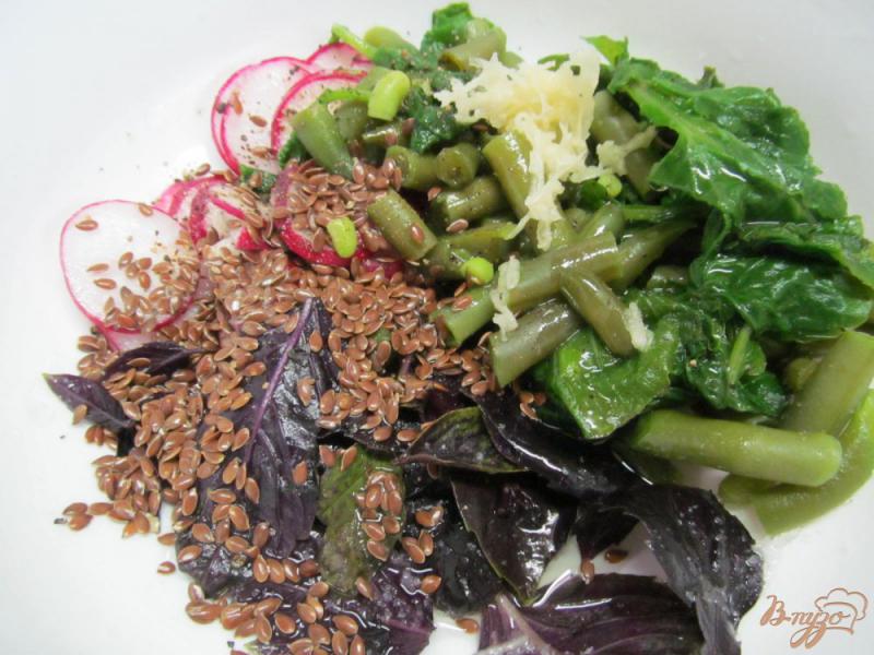 Фото приготовление рецепта: Овощной салат с ботвой редиски шаг №4