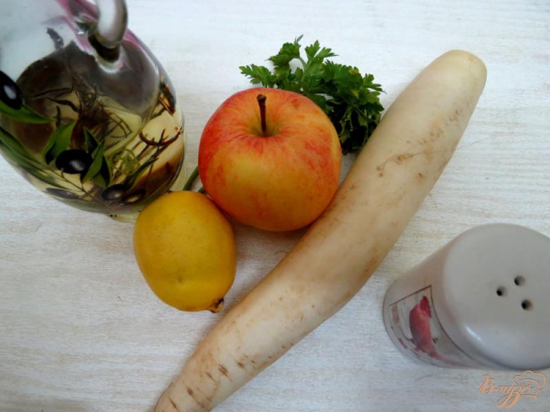 Фото приготовление рецепта: Салат из дайконас яблоком и морковью шаг №1