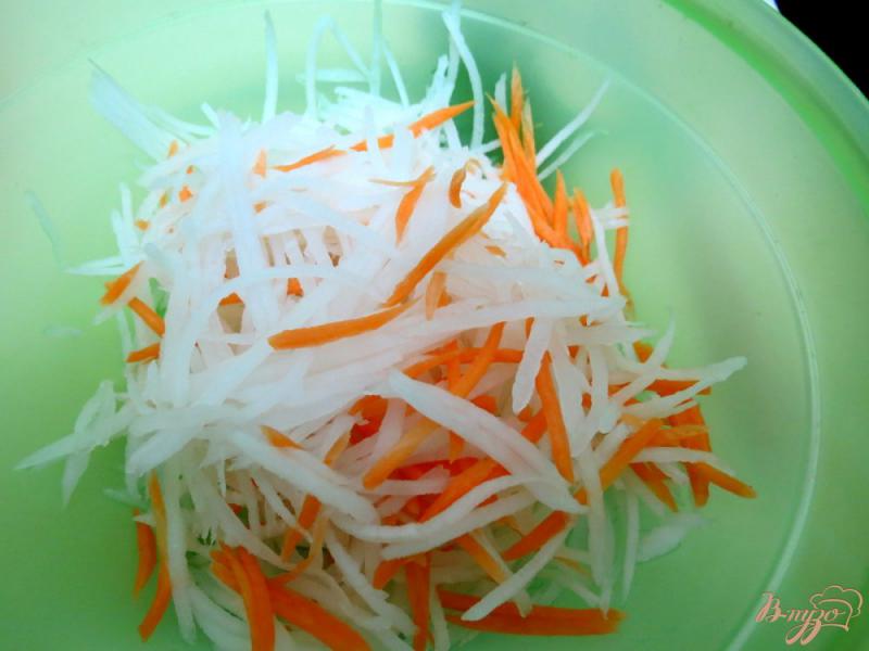 Фото приготовление рецепта: Салат из дайконас яблоком и морковью шаг №4