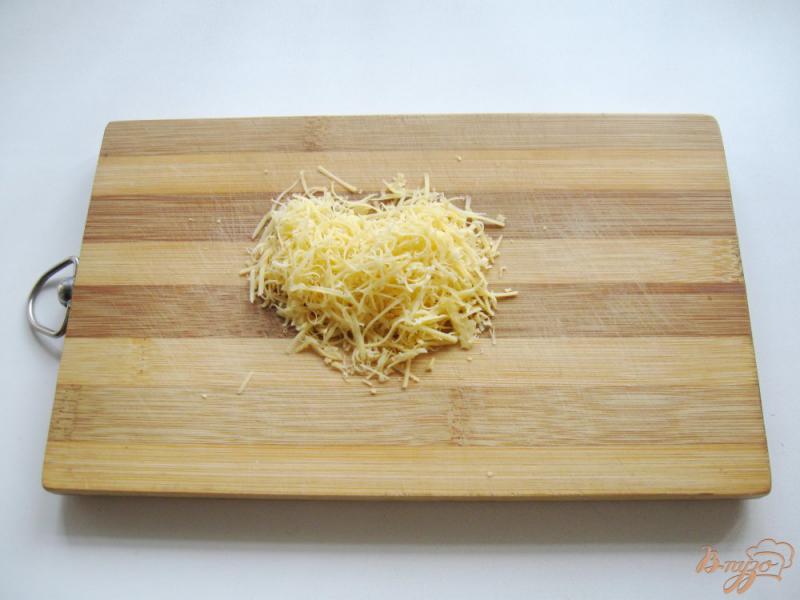 Фото приготовление рецепта: Свекольная намазка с сыром и сельдью шаг №3