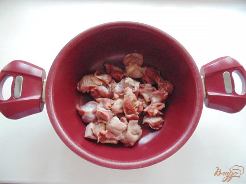 Фото приготовление рецепта: Куриные желудки  с лапшой в подливе шаг №1