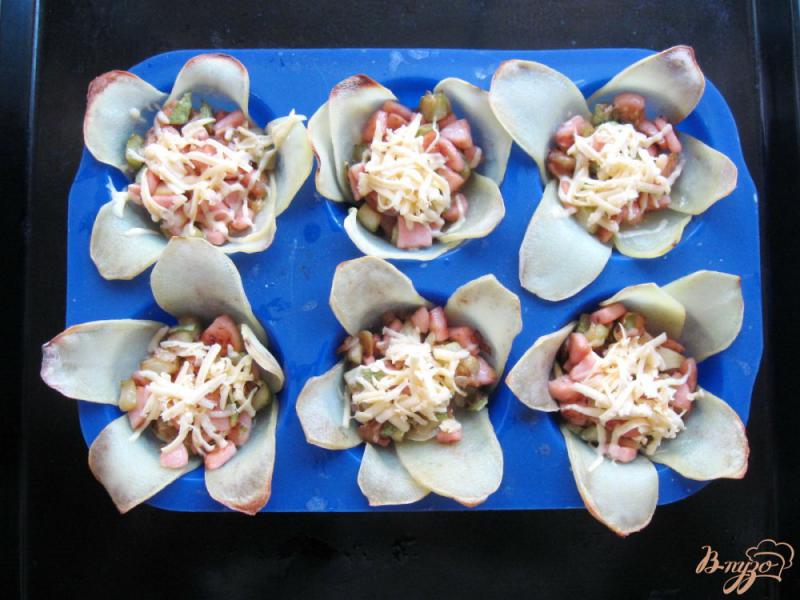 Фото приготовление рецепта: Картофельные цветы с начинкой шаг №8
