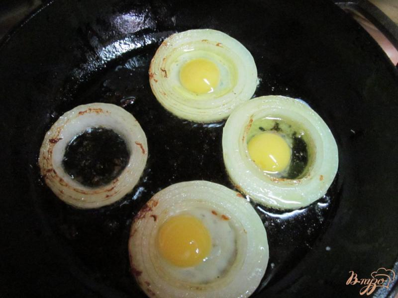 Фото приготовление рецепта: Перепелиные яйца жаренные в луке шаг №5