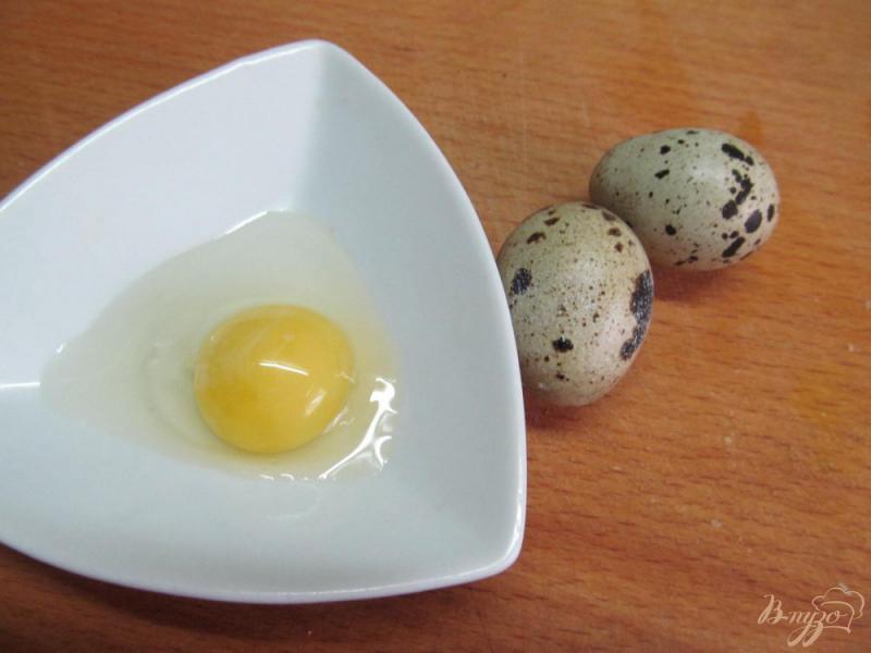 Фото приготовление рецепта: Перепелиные яйца жаренные в луке шаг №4