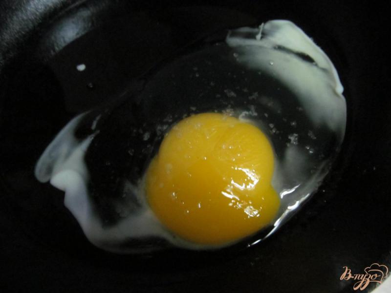 Фото приготовление рецепта: Пирожки с начинкой из жареного яйца шаг №4
