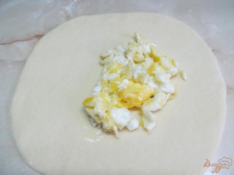 Фото приготовление рецепта: Пирожки с начинкой из жареного яйца шаг №7