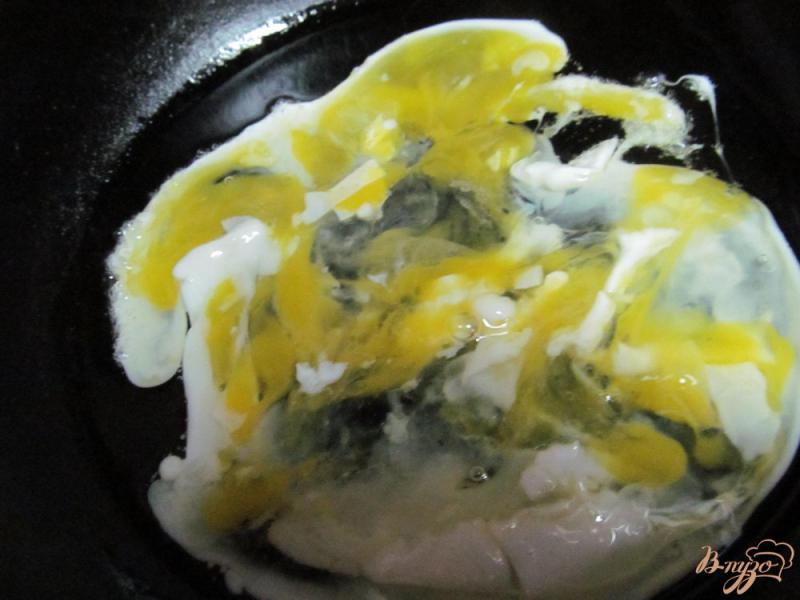Фото приготовление рецепта: Пирожки с начинкой из жареного яйца шаг №5