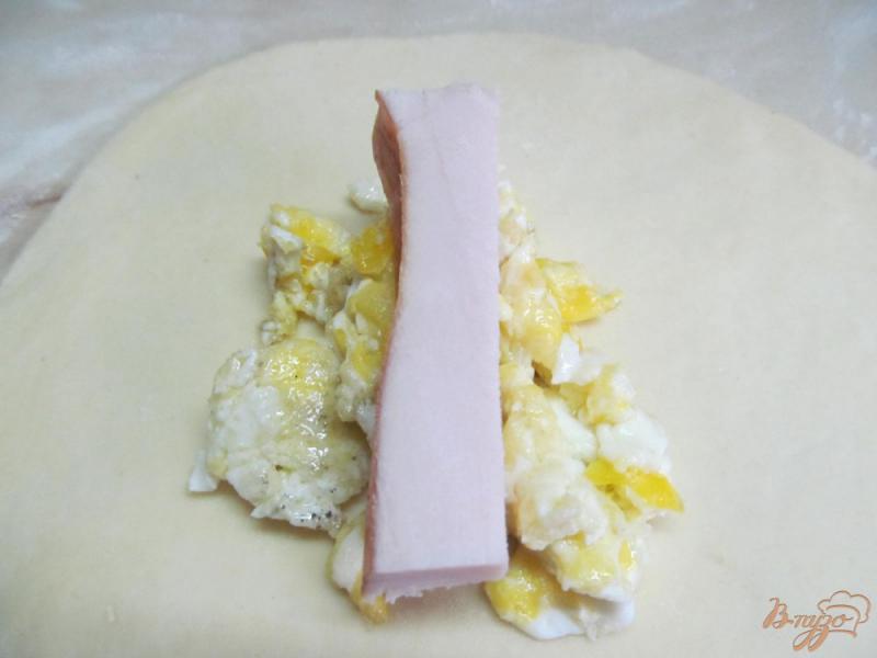 Фото приготовление рецепта: Пирожки с начинкой из жареного яйца шаг №8