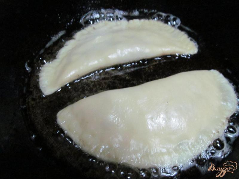 Фото приготовление рецепта: Чебуреки на заварном тесте шаг №7