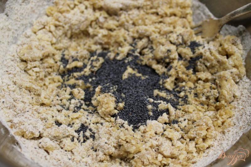 Фото приготовление рецепта: Песочное печенье с отрубями и маком шаг №3