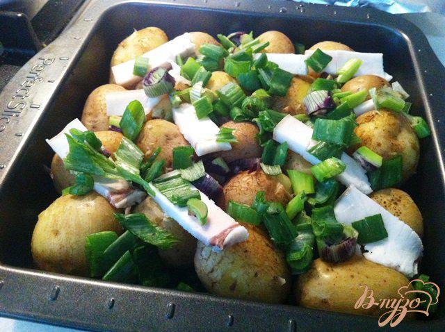 Фото приготовление рецепта: Картофель запеченный с салом шаг №4