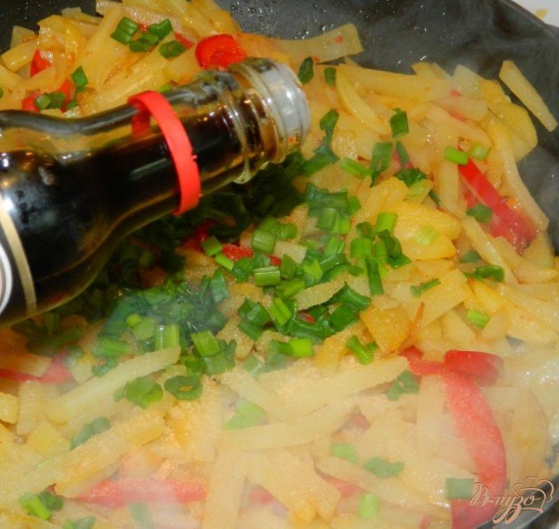 Фото приготовление рецепта: Яркий картофель с мясом и овощами шаг №5