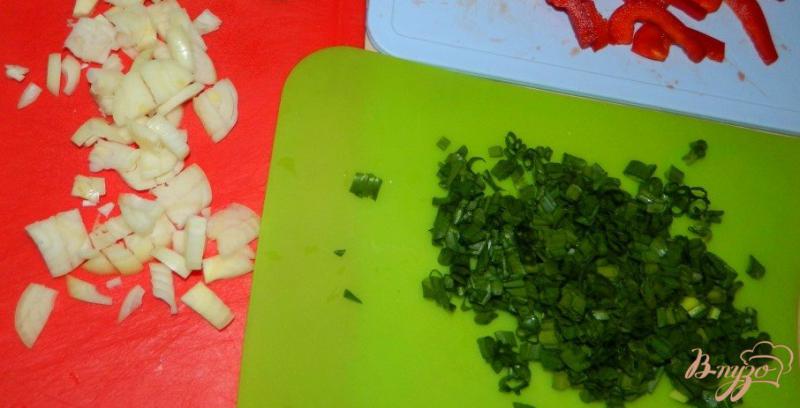 Фото приготовление рецепта: Яркий картофель с мясом и овощами шаг №3
