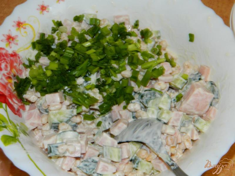 Фото приготовление рецепта: Салат из фасоли с ветчиной шаг №4
