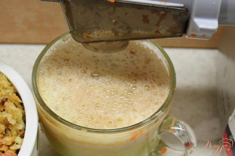 Фото приготовление рецепта: Сок яблочно-морковный шаг №3