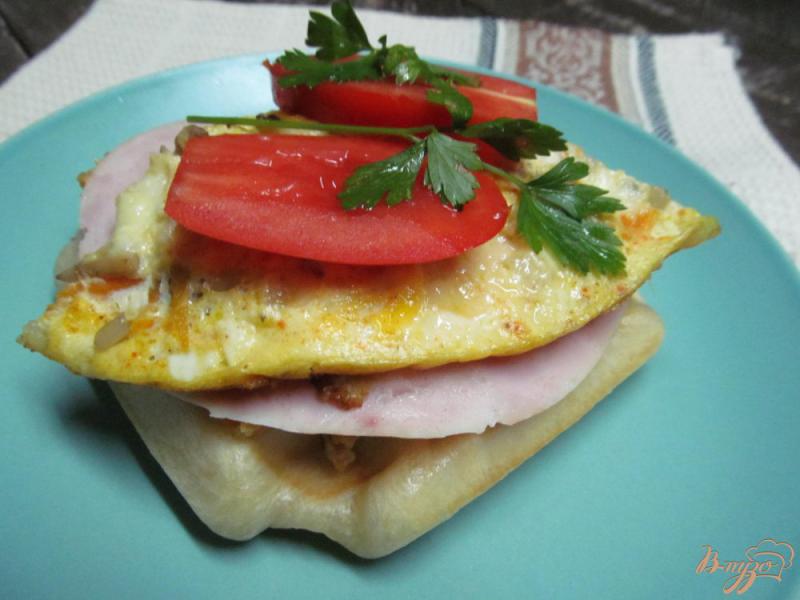 Фото приготовление рецепта: Бутерброд с яичницей шаг №12