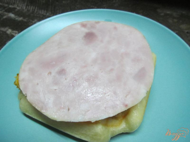 Фото приготовление рецепта: Бутерброд с яичницей шаг №11