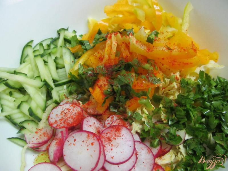 Фото приготовление рецепта: Овощной салат с японской заправкой шаг №7