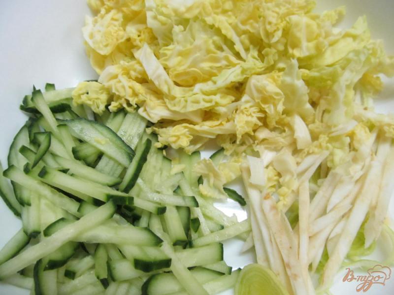 Фото приготовление рецепта: Овощной салат с японской заправкой шаг №5