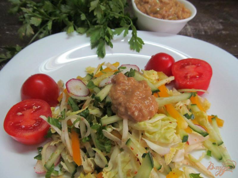 Фото приготовление рецепта: Овощной салат с японской заправкой шаг №8