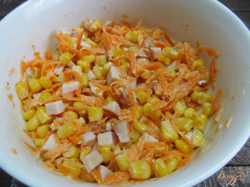 Фото приготовление рецепта: Салат с морковью и копченой курицей шаг №4