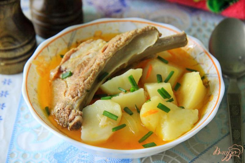 Фото приготовление рецепта: Картофель, тушеный со свиными ребрами шаг №10