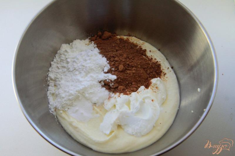 Фото приготовление рецепта: Творожно-шоколадная запеканка шаг №3
