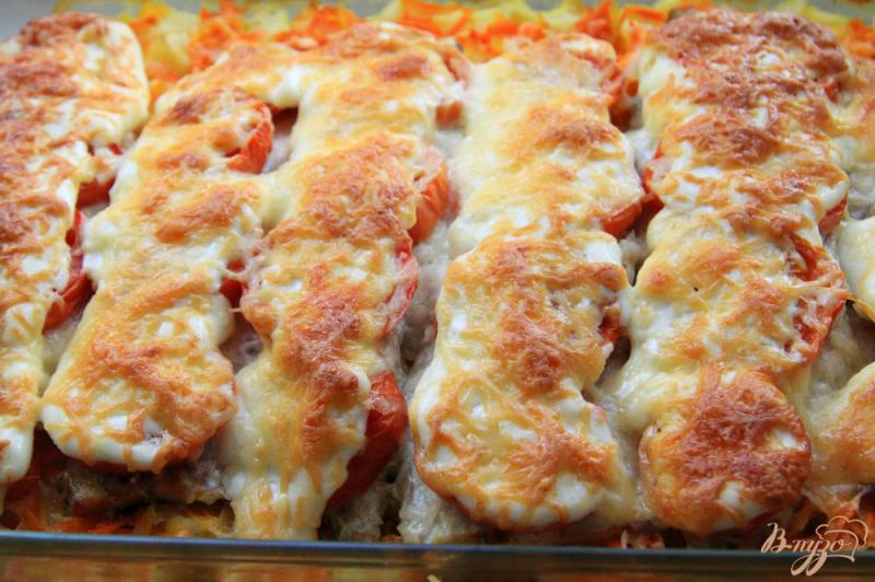 Фото приготовление рецепта: Скумбрия, запеченная с картофелем под помидорами и сыром шаг №11