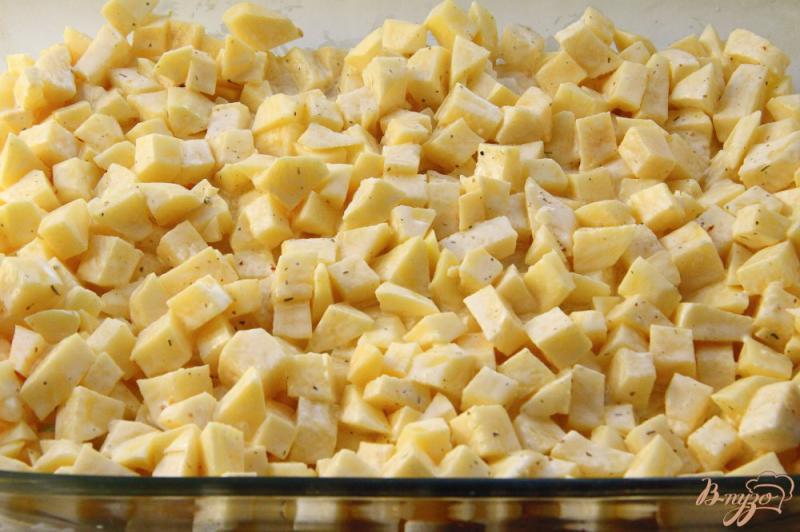 Фото приготовление рецепта: Скумбрия, запеченная с картофелем под помидорами и сыром шаг №6