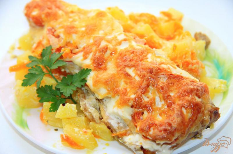 Фото приготовление рецепта: Скумбрия, запеченная с картофелем под помидорами и сыром шаг №12