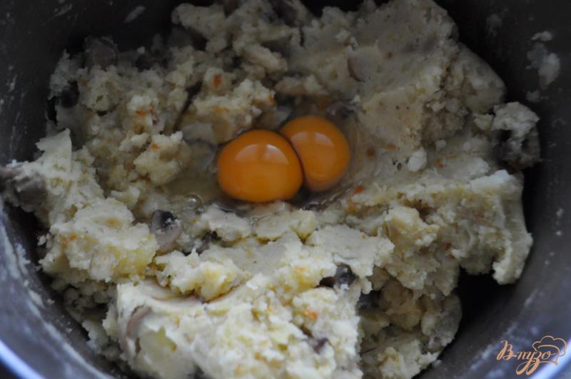 Фото приготовление рецепта: Картофельники с шампиньонами шаг №4