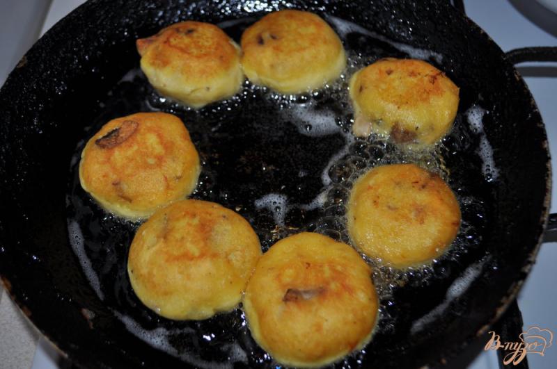Фото приготовление рецепта: Картофельники с шампиньонами шаг №6