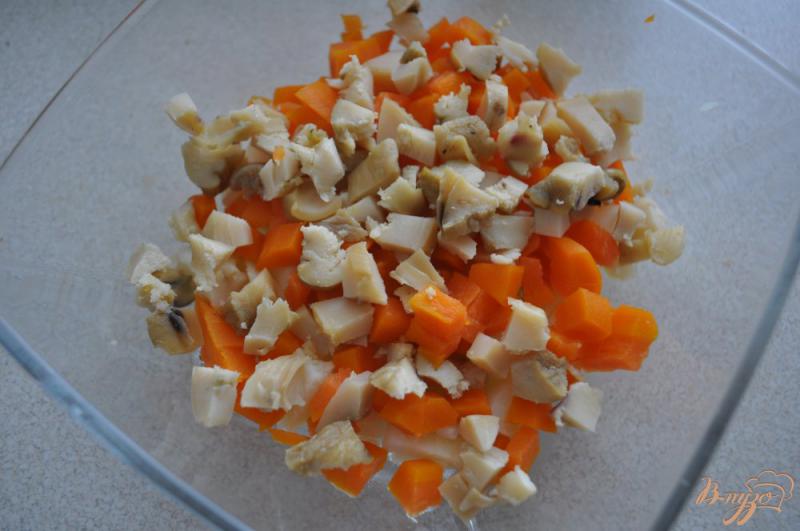 Фото приготовление рецепта: Салат с рапанами, картофелем и огурцом шаг №3