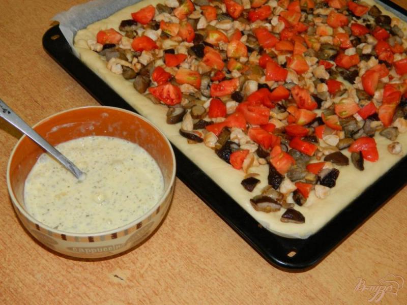 Фото приготовление рецепта: Пицца с курицей, грибами и сыром шаг №6