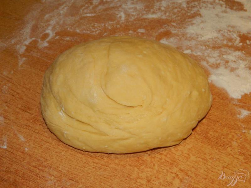 Фото приготовление рецепта: Дрожжевые пирожки с вареной сгущенкой шаг №2