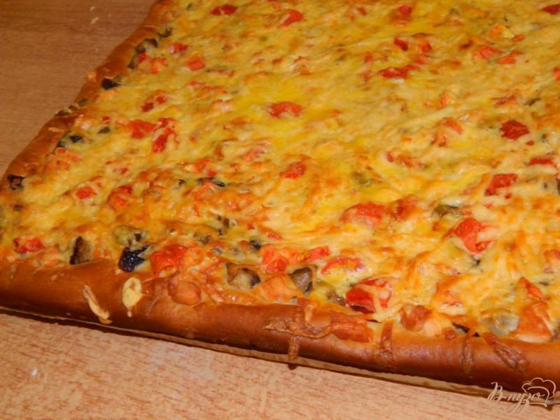 Фото приготовление рецепта: Пицца с курицей, грибами и сыром шаг №7