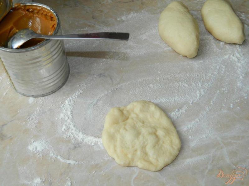 Фото приготовление рецепта: Дрожжевые пирожки с вареной сгущенкой шаг №3