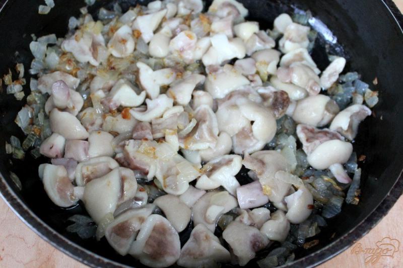 Фото приготовление рецепта: Маслята жаренные с луком и чесноком шаг №6