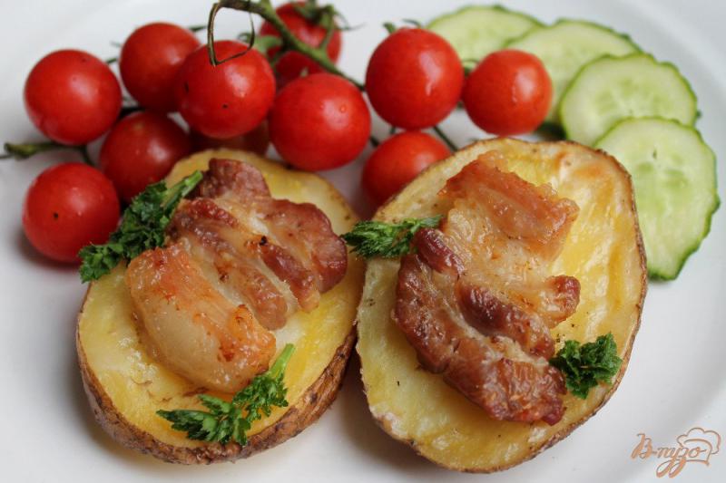 Фото приготовление рецепта: Картофель запеченный с грудинкой шаг №5